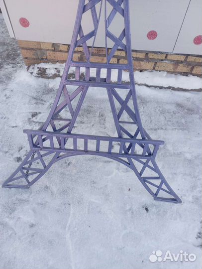 Эйфелева башня в человеческий рост