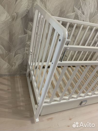 Детская кроватка с маятником