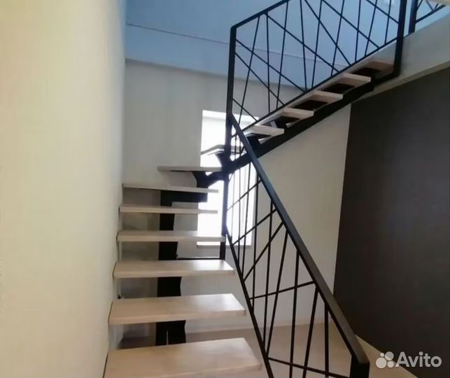 Металлическая лестница закрытого типа на монокосоу