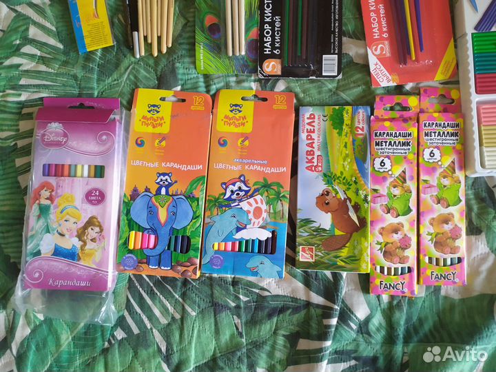 Цветные карандаши, краски,кисточки,пластилин
