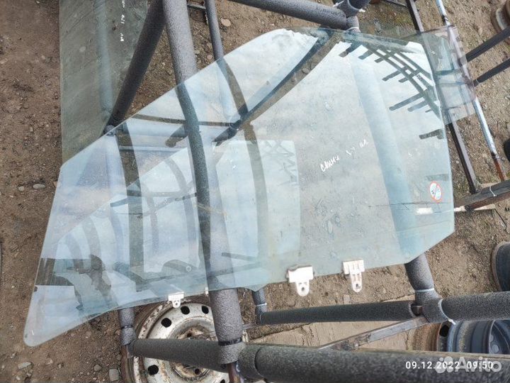 Стекло двери переднее левое Nissan Sunny N14