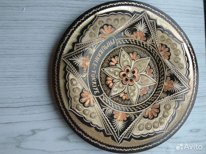 Настенная тарелка-чеканка по металлу