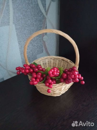 Искусственные ягоды на ветке в корзине