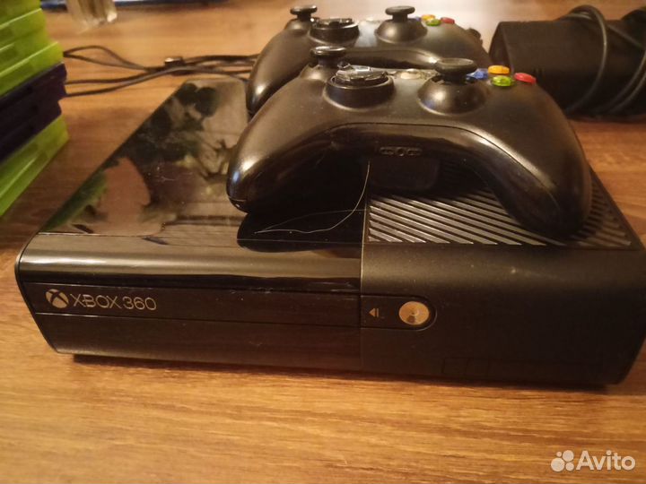 Xbox 360 E + 2 джойстика, кинект, 30+ игр