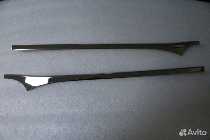 Накладка Prius 30 на заднюю дверь над эмблемой