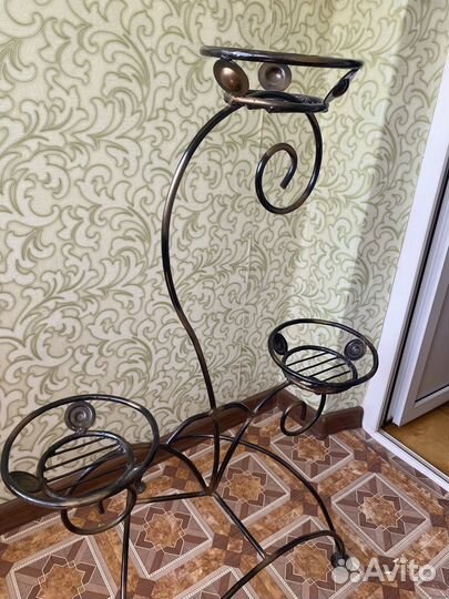 Кованая подставка для цветов