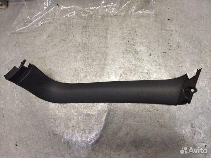 Обшивка двери багажника правая Mitsubishi