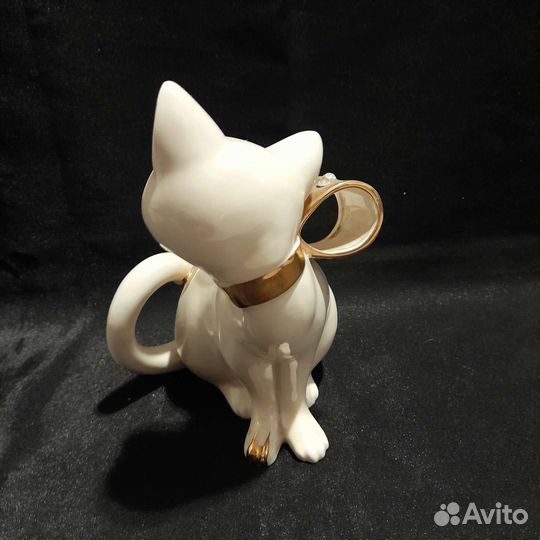 Фарфоровая статуэтка кошка