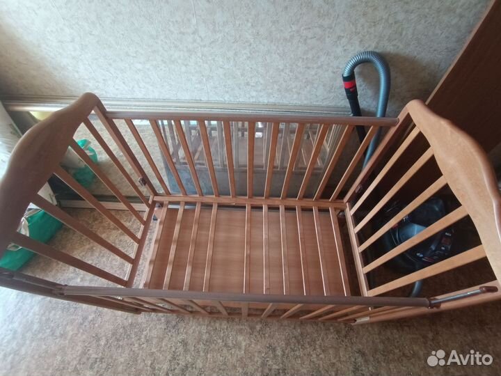 Детская кроватка с маятником и ящиком