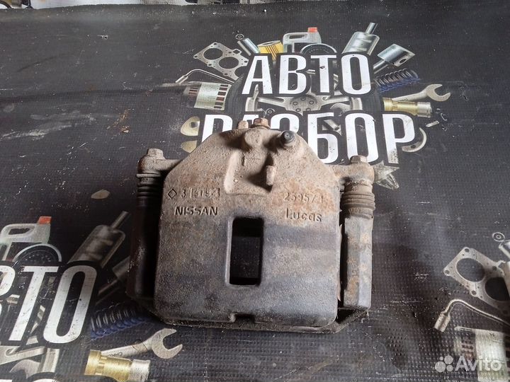 Суппорт передний левый на Nissan Primera p12