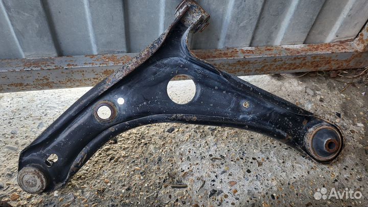 Передние рычаги toyota ist