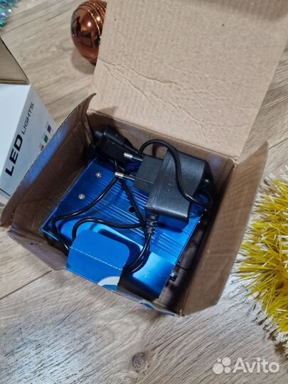 Мишруа, проектор, гирлянда, шарики, ёлка