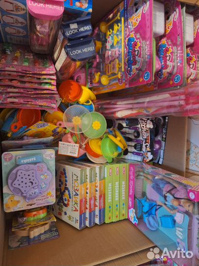 Стойка и товарный остаток игрушки