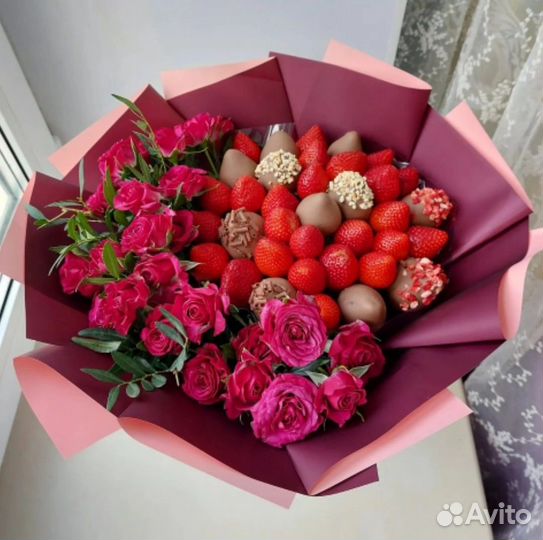 Букет с клубникой и цветами, клубника в шоколаде