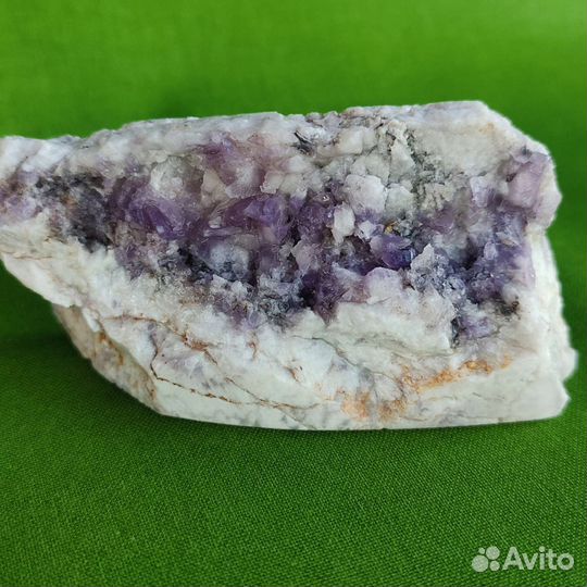 Кристаллы аметиста на кварце