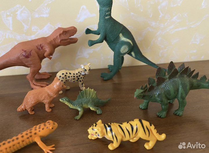 Фигурки животных и динозавров