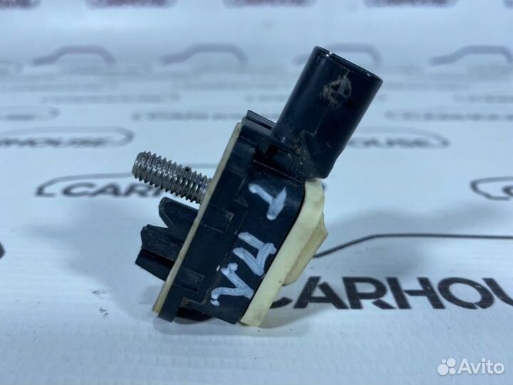 Датчик удара передний левый Volkswagen Touareg NF