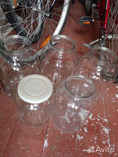 С широким горлом банки