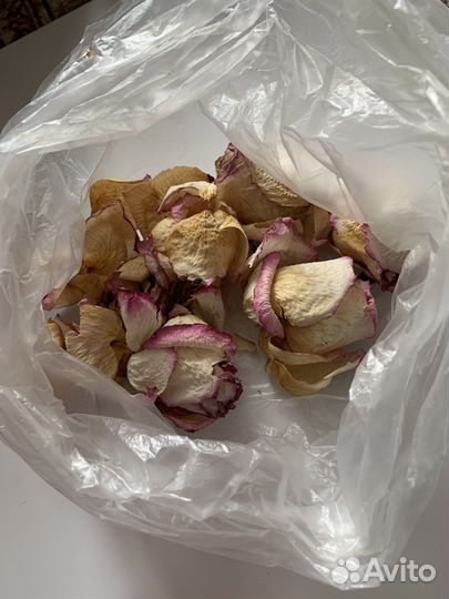 Сухие лепестки роз