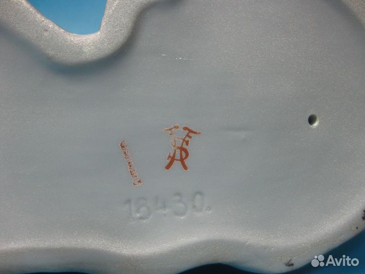 Статуэтка фарфоровая