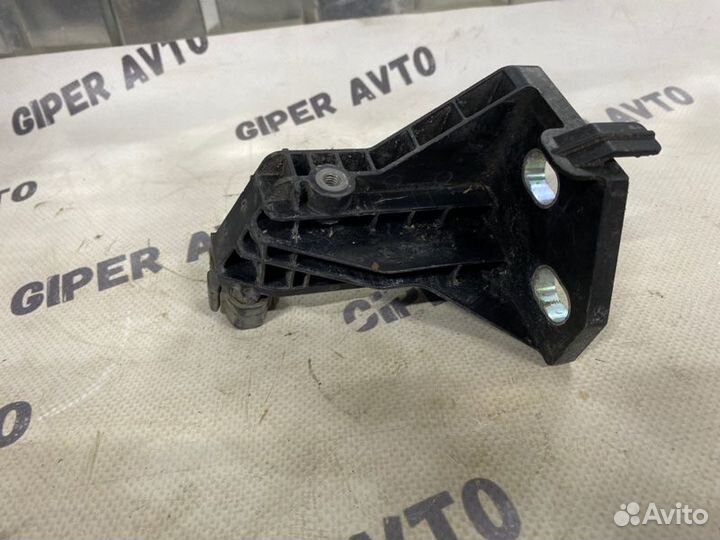 Кронштейн радиатора правый Mercedes-Benz C-Class