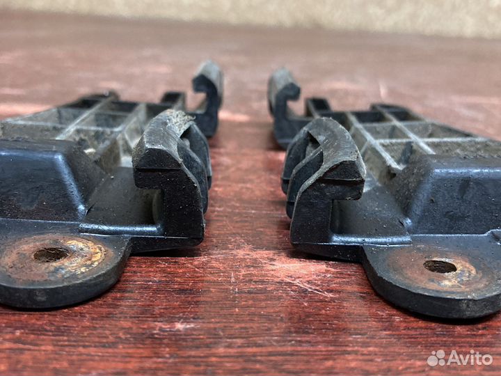 Направляющие заднего бампера ауди 80 б4