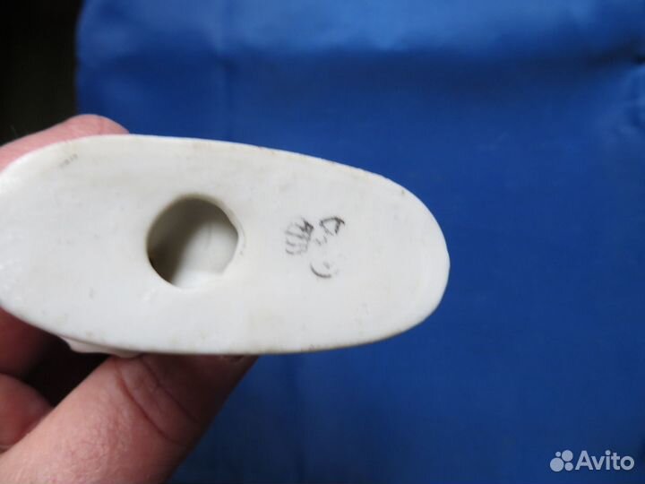 Фарфоровая статуэтка. Девочка лечит собачку