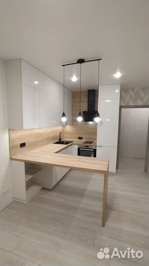 Угловая кухня с барной стойкой