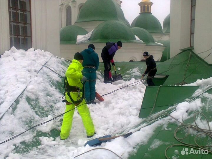 Чистка кровли от снега и наледи