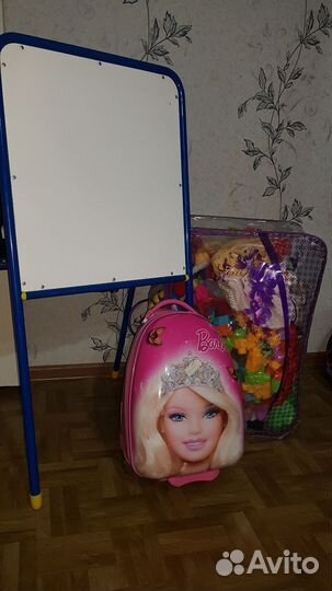 Мольберт, игрушки, чемодан