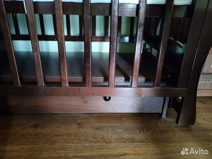 Детская кроватка с маятником и ящиком