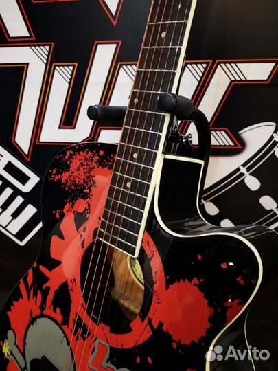 Акустическая гитара с интересным принтом