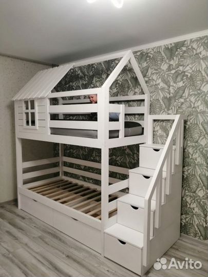 Двухъярусная кровать домик