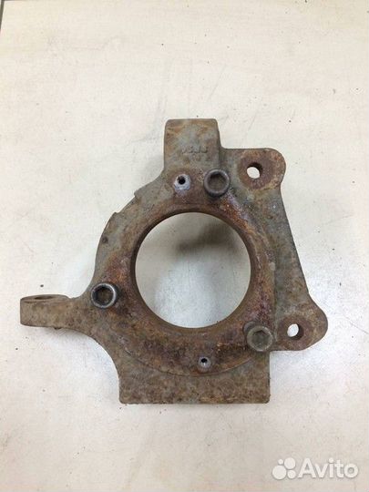 Кулак поворотный передний правый