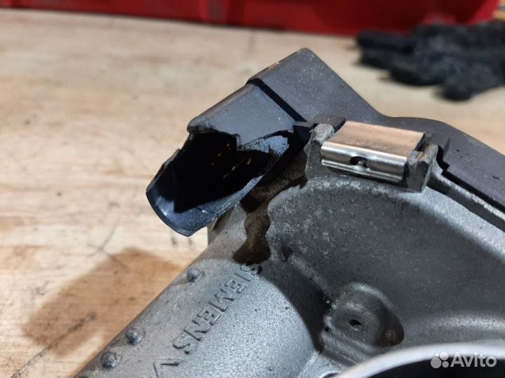 Заслонка дроссельная Volkswagen Passat B6 2.0