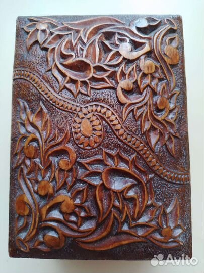 Деревянная шкатулка