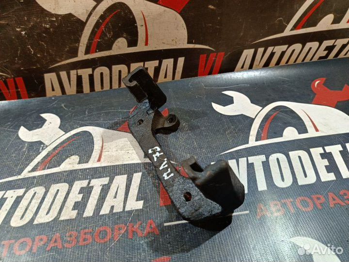 Скоба суппорта передняя левая Kia Shuma хэтчбек