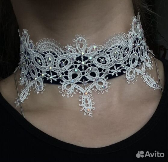 Кружевные чокеры со стразами