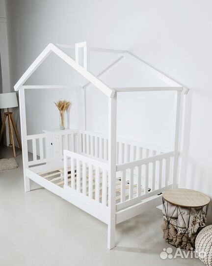 Детская кровать Домик из массива