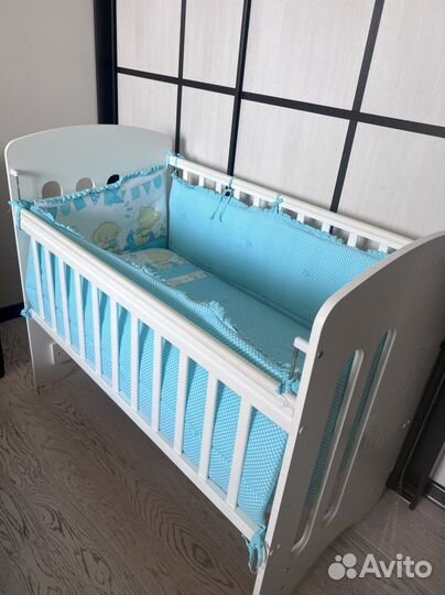 Детская кроватка с маятником и ящиком