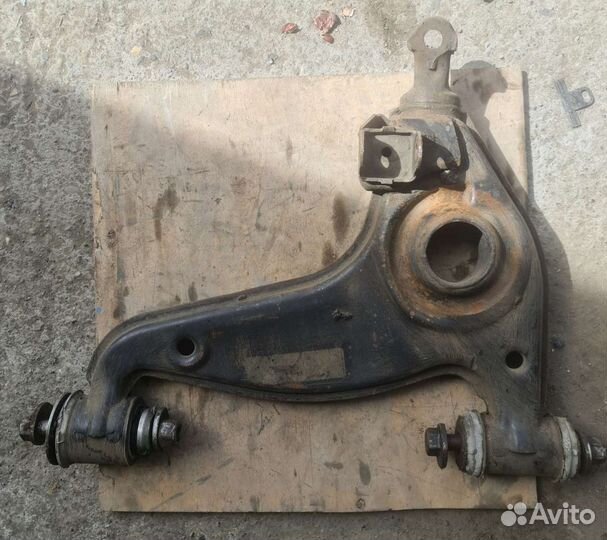 Рычаг передний нижний левый Mercedes W140