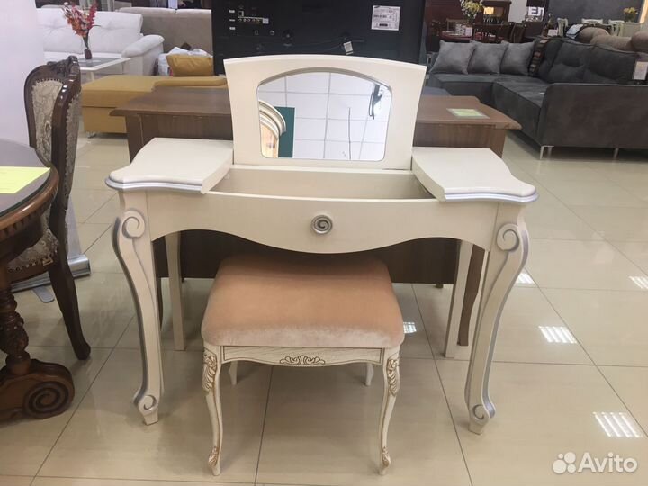 Столик туалетный Дамский столик