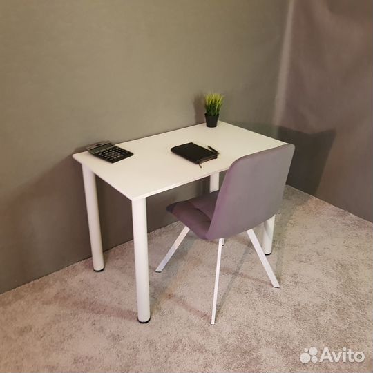 Компьютерный стол 100*60 см.Белые ножки.Письменный
