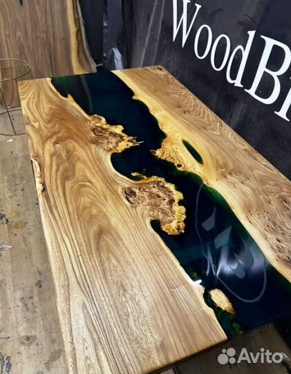 Стол из капового карагача с рекой