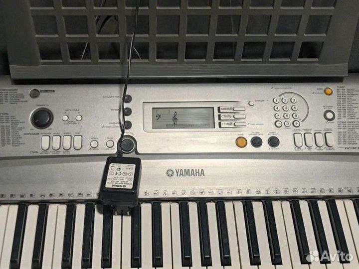 Yamaha PSR-E300 синтезатор с чувствительностью