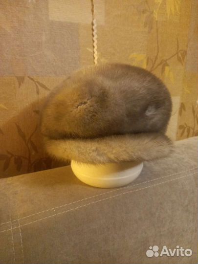 Зимняя меховая шапка с козырьком