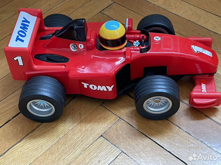 Машинка на пульте управления Tomy