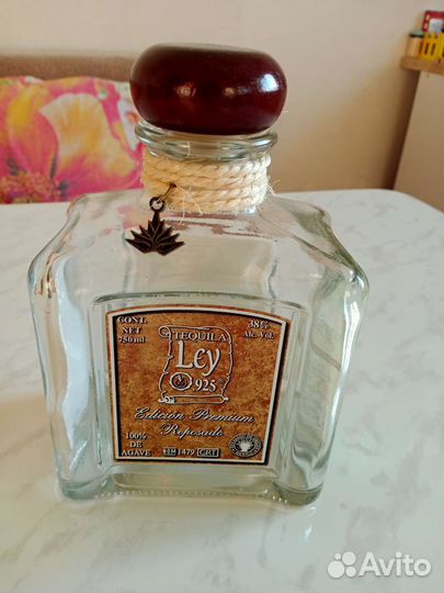 Маленькие бутылочки и бутыль из под Рома