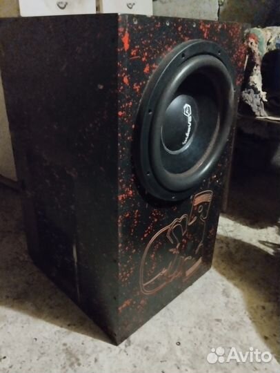 Сабвуфер и усилитель в автомобиль