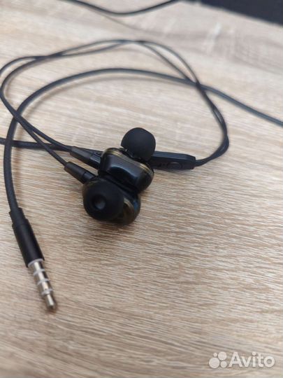 Проводные наушники
